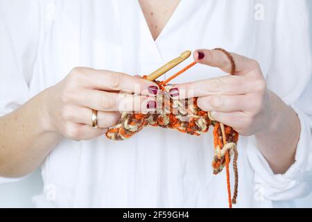 Gros plan sur les mains de femme tricotage crochet. Banque D'Images