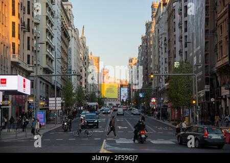 Madrid, Espagne. 24 mars 2021. La commission de l'environnement du Parlement européen a approuvé ce jeudi un rapport dans lequel la Commission est invitée à «établir de nouvelles dispositions juridiques dans les directives sur la qualité de l'air afin d'empêcher les politiques et mesures locales qui se sont avérées efficaces», et non pas à «les inverser sans explication ou évaluation approfondie». En outre, les députés ont soutenu un amendement dans lequel ils se sont engagés à déployer des mesures de mobilité durable et des zones à faible émission. (Photo par Alberto Sibaja/Pacific Press) crédit: Pacific Press Media production Corp./Alay Live News Banque D'Images