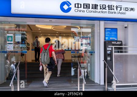 Hong Kong, Chine. 25 mars 2021. Un client se présente à la succursale de la Banque chinoise de communications à Hong Kong. (Photo de Budrul Chukrut/SOPA Images/Sipa USA) crédit: SIPA USA/Alay Live News Banque D'Images