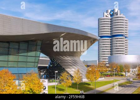 Géographie / voyage, Allemagne, Munich, BMW World, BMW Multi-story building, BMW Museum, droits-supplémentaires-autorisations-Info-non-disponible Banque D'Images