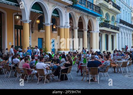 Cuba, la Havane, la Havane Vieje, la Plaza Vieja, boissons du soir au Taberna de la Muralla Banque D'Images