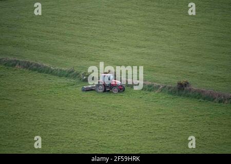 Fishguard, Pembrokeshire, royaume-uni .25 mars 2021. L'agriculteur prépare ses champs prêts pour le bétail. Alors que le temps est sec . Credit: Debra Angel/Alay Live News Banque D'Images