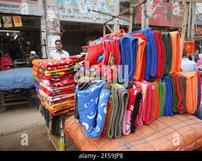 Couvertures Milticolor dans le marché des vêtements dans les rues de Dhaka, Bangladesh Banque D'Images