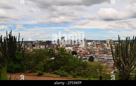 Harare, Zimbabwe. 22 décembre 2018. Vue panoramique du centre-ville de Harare en journée. Crédit : Vuk Valcic/Alamy Banque D'Images