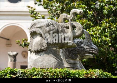 Ancienne statue d'éléphant dans les bains de Dioclétien (Thermae Dioclétiani) à Rome. Italie Banque D'Images