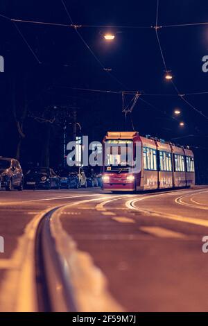 Le tramway ligne 4 traverse la nuit à Nuremberg. Banque D'Images