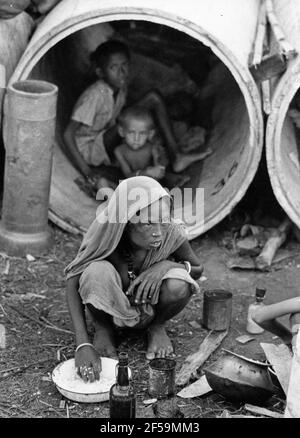 Calcutta 1971-06-24 les autorités ont tenté d'empêcher les réfugiés d'atteindre Calcutta, mais en vain. Cette photo a été prise dans le camp de Salt Lake City à l'intérieur de Calcutta. Certains réfugiés ont réussi à trouver un abri dans les grands tuyaux de ciment sur le site. Photo: Leif Engberg / DN / TT / code 15 Banque D'Images