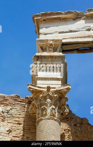 Détail de la colonne romaine, capitale et entablature, Basilique Severan, Leptis Magna, Libye Banque D'Images