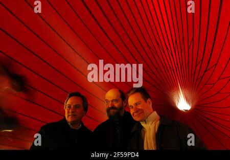 L-R ANISH KAPOOR,ARVO PART,ET PETER VENDEURS,EN FROUNT DE KAPOORS GÉANT SCULPTURE AU TATE MODERN,6/2/03 PILSTON Banque D'Images