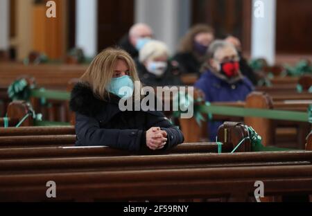 Un paroishioner siège comme Canon Tom White est un service de masse à St. Mary's Catholic Chuch à Calton, Glasgow, après que les règlements du coronavirus qui ont forcé la fermeture des églises en Écosse et criminalisé le culte public ont été jugés illégaux par la Cour de session. Les églises doivent être autorisées à s'ouvrir vendredi sous la direction du gouvernement écossais. Date de la photo: Jeudi 25 mars 2021. Banque D'Images