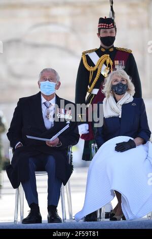 Le prince de Galles et la duchesse de Cornouailles assistent à la parade militaire du jour de l'indépendance sur la place Syntagma, Athènes, lors d'une visite de deux jours en Grèce pour célébrer le bicentenaire de l'indépendance grecque. Date de la photo: Jeudi 25 mars 2021. Banque D'Images
