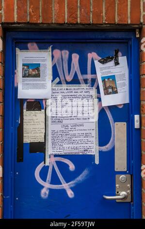 Londres, Royaume-Uni. 25 mars 2021. Les squatters et les activistes ont occupé l'ancien poste de police de Clapham Common pour exiger « le retrait du projet de loi sur la police, le crime, la condamnation et les tribunaux et la fin du féminicide récemment mis en évidence par le meurtre de Sarah Everard par un policier de service rencontré ». Il aurait été la station la plus proche de l'endroit où Sarah a été vue pour la dernière fois. Bien que le projet de loi ait été reporté, ils veulent s'assurer qu'il n'est pas adopté et cherchent également à mettre en évidence l'article 4 du projet de loi, qui criminalise l'intrusion. Le bâtiment est daubed avec des symboles anarchistes et des bannières de slogan Banque D'Images