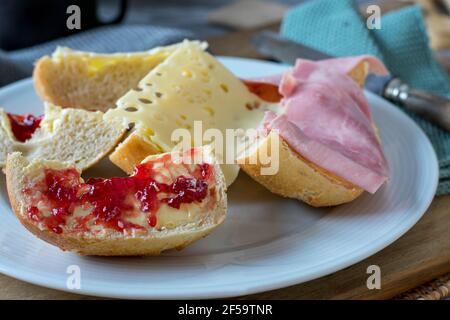 Assiette avec sandwichs à base de petits pains allemands Banque D'Images