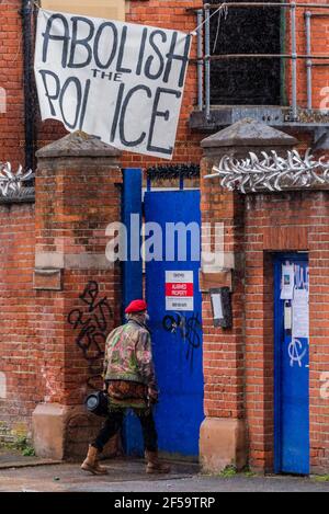 Londres, Royaume-Uni. 25 mars 2021. Certaines personnes se présentent et tentent d'entrer mais la plupart s'éloignent sans réponse - sous une bannière d'abolir la police - les squatters et les activistes ont occupé l'ancien poste de police commun de Clapham pour exiger "le retrait de la police, crime, Le projet de loi sur la détermination de la peine et les tribunaux et la fin du féminicide récemment mis en évidence par le meurtre de Sarah Everard par un policier qui a été en service a rencontré. Il aurait été la station la plus proche de l'endroit où Sarah a été vue pour la dernière fois. Bien que le projet de loi ait été reporté, ils veulent s'assurer qu'il n'est pas adopté et cherchent également à mettre en évidence la Sectio Banque D'Images