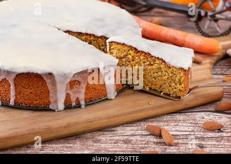 Gâteau de carotte avec glaçage au citron sur une table en bois. Frais et fait maison Banque D'Images