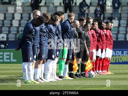 Les joueurs d'Angleterre et de Suisse se sont alignés avant le lancement du match de l'UEFA European Under-21 Championship Group D 2021 au stade Bonifacika, Koper. Date de la photo: Jeudi 25 mars 2021. Banque D'Images