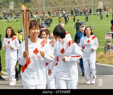 Naraha, Japon. 25 mars 2021. Les membres de l'équipe nationale de football des femmes japonaises ont remporté la coupe du monde des femmes de football 2011. L'Allemagne porte une torche olympique lors du grand départ du relais de la torche au Centre national d'entraînement J-Village à Naraha, préfecture de Fukushima, Japon, le jeudi 25 mars 2021. Photo par Keizo Mori/UPI crédit: UPI/Alay Live News Banque D'Images