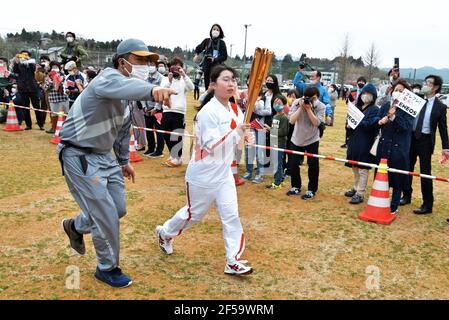 Futaba, Japon. 25 mars 2021. Un porteur de flambeau court pendant le relais de la torche olympique de Tokyo 2020 le premier jour à Tomioka, préfecture de Fukushima, Japon, le jeudi 25 mars 2021. Photo par Keizo Mori/UPI crédit: UPI/Alay Live News Banque D'Images