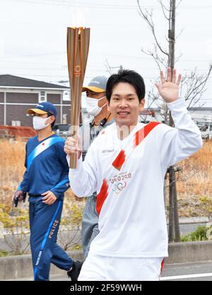 Futaba, Japon. 25 mars 2021. Un porteur de flambeau court pendant le relais de la torche olympique de Tokyo 2020 le premier jour à Tomioka, préfecture de Fukushima, Japon, le jeudi 25 mars 2021. Photo par Keizo Mori/UPI crédit: UPI/Alay Live News Banque D'Images