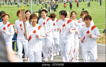 Naraha, Japon. 25 mars 2021. Les membres de l'équipe nationale de football des femmes japonaises ont remporté la coupe du monde des femmes de football 2011. L'Allemagne porte une torche olympique lors du grand départ du relais de la torche au Centre national d'entraînement J-Village à Naraha, préfecture de Fukushima, Japon, le jeudi 25 mars 2021. Photo par Keizo Mori/UPI crédit: UPI/Alay Live News Banque D'Images