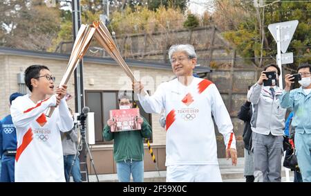 Futaba, Japon. 25 mars 2021. Les porteurs de torches passent au prochain porteur de torches de la flamme olympique lors du relais de la torche olympique de Tokyo 2020 le premier jour à Tomioka, préfecture de Fukushima, Japon, le jeudi 25 mars 2021. Photo par Keizo Mori/UPI crédit: UPI/Alay Live News Banque D'Images