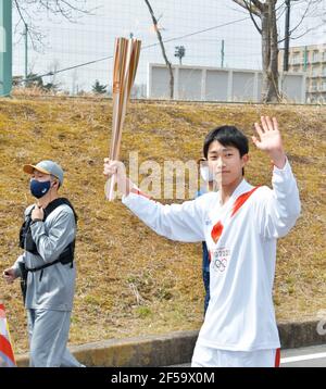 Naraha, Japon. 25 mars 2021. Un porteur de flambeau court pendant le relais de la torche olympique de Tokyo 2020 le premier jour au Centre national de formation J-Village à Naraha, préfecture de Fukushima, Japon, le jeudi 25 mars 2021. Photo par Keizo Mori/UPI crédit: UPI/Alay Live News Banque D'Images