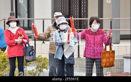 Tomioka, Japon. 25 mars 2021. Les spectateurs réagissent lors du relais de la flamme olympique de Tokyo 2020 le premier jour à Tomioka, préfecture de Fukushima, au Japon, le jeudi 25 mars 2021. Photo par Keizo Mori/UPI crédit: UPI/Alay Live News Banque D'Images