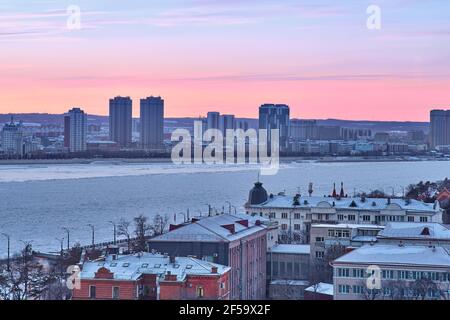 Blagoveshchensk, Russie - 26 juin 2020 : vue de la ville chinoise de Heihe depuis le remblai de la ville de Blagoveshchensk Banque D'Images