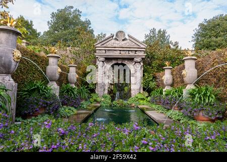 Les fontaines élégantes et l'eau sont connues sous le nom de fontaine Arun dans le jardin d'Earl Colllector, Arundel Castle Gardens, West Sussex, Angleterre, Royaume-Uni Banque D'Images