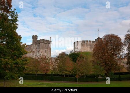 La motte normande originale, surmontée par la coquille du XIIe siècle, et à gauche, la Tour Bevis du XIIIe siècle : le château Arundel, Sussex, Angleterre Banque D'Images