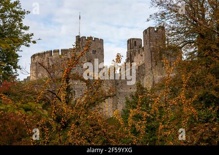 La motte normande d'origine, d'une hauteur de 20 mètres, surmontée par la coquille du XIIe siècle, château d'Arundel, West Sussex, Angleterre, Royaume-Uni Banque D'Images