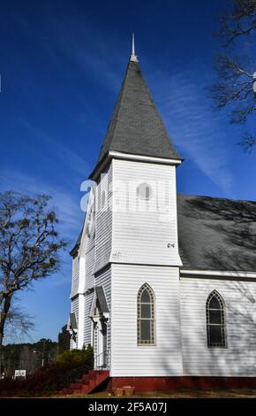 L'église historique et ancienne de campagne vole et traverse Banque D'Images