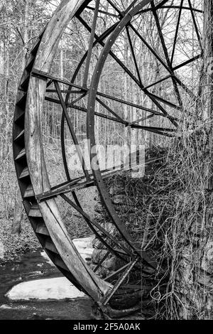 Ancien moulin à bois abandonné le long de la rivière Banque D'Images