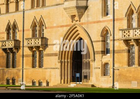 Oxford, Royaume-Uni 22 nov 2020 : porte d'entrée de l'université Christ Church avec fenêtres gothiques, bâtiment historique en journée ensoleillée fondé en 1546 par le roi Henry VIII Banque D'Images