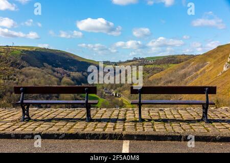 Bancs en bois sous le soleil du début du printemps à Monsal Head un point de vue populaire dans le parc national de Peak District Derbyshire Angleterre Royaume-Uni. Banque D'Images