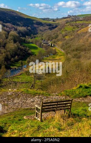 Banc en bois au soleil du début du printemps à Monsal Head un point de vue populaire dans le parc national de Peak District Derbyshire Angleterre Royaume-Uni. Banque D'Images