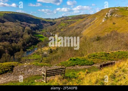 Bancs en bois sous le soleil du début du printemps à Monsal Head un point de vue populaire dans le parc national de Peak District Derbyshire Angleterre Royaume-Uni. Banque D'Images