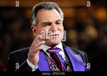 Après l'opération tumorale: Inquiétude au sujet de la série star Fritz Wepper. Photo d'archive : réalisateur de cirque Fritz WEPPER, acteur, portrait en demi-longueur, portrait. Stars dans le ring 2008 au Circus Krone le 6 décembre 2008. | utilisation dans le monde entier Banque D'Images