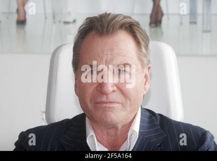 Cologne, Allemagne. 25 mars 2021. Après l'opération tumorale: Préoccupation au sujet de la série star Fritz Wepper. Archive photo: Fritz WEPPER, acteur, assis au bureau de décor, président exécutif, tournage pour le film de télévision ZDF 'Alter vor Schoenheit' à Cologne, le 31 juillet 2008. | utilisation dans le monde crédit: dpa/Alay Live News Banque D'Images