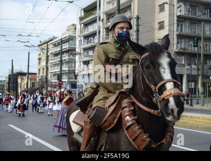 Athènes, Grèce. 25 mars 2021. Défilé militaire du jour de l'indépendance grecque. La Grèce célèbre les 200 ans qui ont suivi le début de la guerre d'indépendance grecque de 1821 contre l'Empire ottoman qui a conduit à son état moderne. (Photo par Dimitris Aspiotis/Pacific Press) crédit: Pacific Press Media production Corp./Alay Live News Banque D'Images