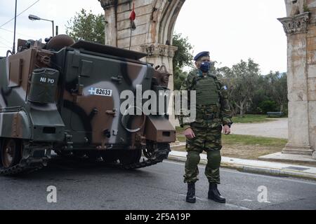 Athènes, Grèce. 25 mars 2021. Défilé militaire du jour de l'indépendance grecque. La Grèce célèbre les 200 ans qui ont suivi le début de la guerre d'indépendance grecque de 1821 contre l'Empire ottoman qui a conduit à son état moderne. (Photo par Dimitris Aspiotis/Pacific Press) crédit: Pacific Press Media production Corp./Alay Live News Banque D'Images