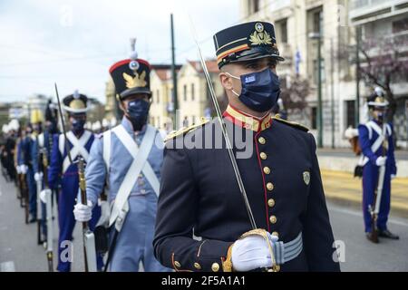 Athènes, Grèce. 25 mars 2021. Défilé militaire du jour de l'indépendance grecque. La Grèce célèbre les 200 ans qui ont suivi le début de la guerre d'indépendance grecque de 1821 contre l'Empire ottoman qui a conduit à son état moderne. (Photo par Dimitris Aspiotis/Pacific Press) crédit: Pacific Press Media production Corp./Alay Live News Banque D'Images