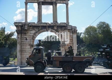 Athènes, Grèce. 25 mars 2021. Défilé militaire du jour de l'indépendance grecque. La Grèce célèbre les 200 ans qui ont suivi le début de la guerre d'indépendance grecque de 1821 contre l'Empire ottoman qui a conduit à son état moderne. (Photo par Dimitris Aspiotis/Pacific Press) crédit: Pacific Press Media production Corp./Alay Live News Banque D'Images