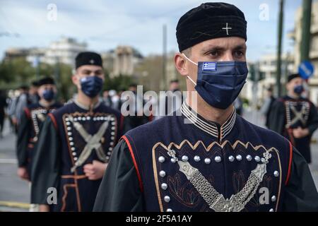 Athènes, Grèce. 25 mars 2021. Défilé militaire du jour de l'indépendance grecque. La Grèce célèbre les 200 ans qui ont suivi le début de la guerre d'indépendance grecque de 1821 contre l'Empire ottoman qui a conduit à son état moderne. (Photo par Dimitris Aspiotis/Pacific Press) crédit: Pacific Press Media production Corp./Alay Live News Banque D'Images