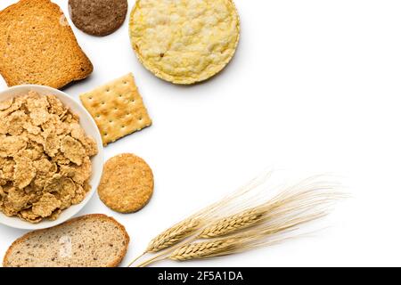 variété de produits de boulangerie et de produits complet sur fond blanc Banque D'Images