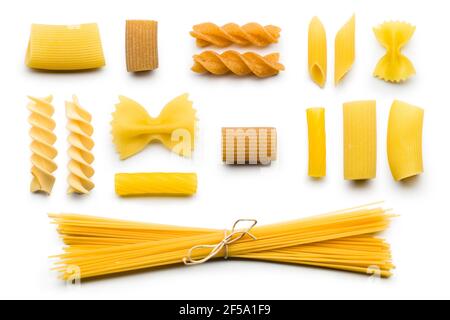 Vue de dessus de la variété de pâtes non cuites sur fond blanc Banque D'Images