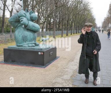 LE CHAT DE PHILIPPE GELUCK VINGT SCULPTURES SUR LES CHAMPS ELYSÉES, PARIS Banque D'Images