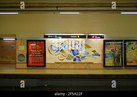 Plate-forme de la ligne jaune du métro de Lisbonne (Linha Amarela) à la station Saldanha dans la ville de Lisbonne, Portugal. Banque D'Images