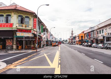 GEYLANG, SINGAPOUR, SINGAPOUR - 22 mars 2021 : une photo horizontale du coin de rue de la commune de Geylang lors d'une journée de dépassement Banque D'Images