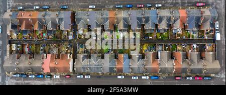 Vue aérienne d'un bloc de rangées de terrasses Maisons et rues dans le nord de l'Angleterre entouré par rues avec espace de copie Banque D'Images